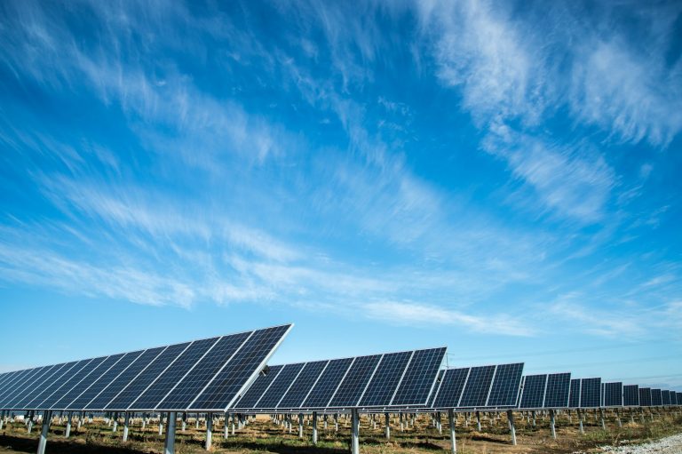 Zonnepanelen onder een heldere blauwe lucht, opwekking van duurzame energie